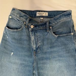 Abercrombie and Fitch Ultra High Rise 90s Straight Jeans Curve Love SHORT